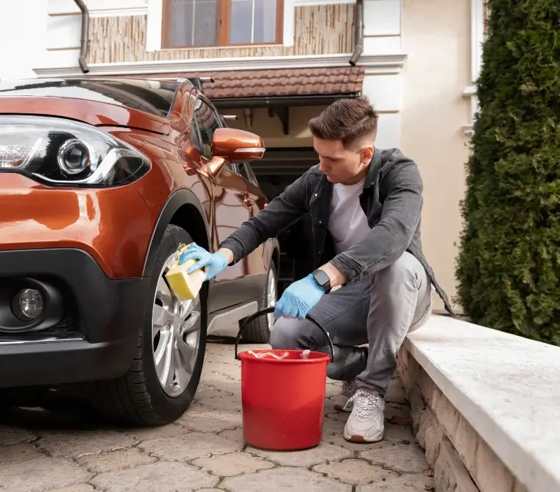 Lavage auto à domicile Héauville : professionnel intervenant sur un véhicule